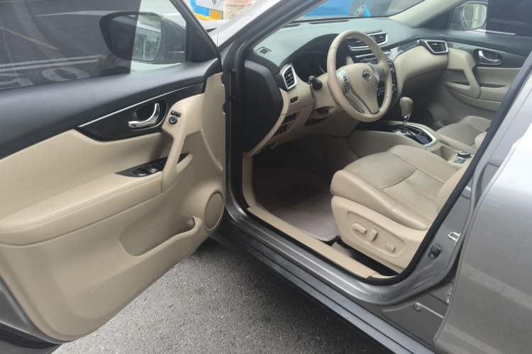 Used Nissan X-Trail 2014 2.5L CVT Leading Edition 4WD Driver Seat