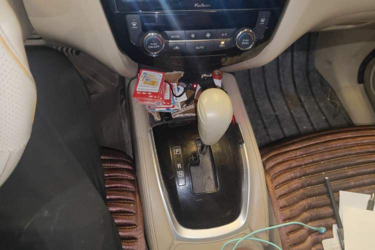 Used Nissan X-Trail 2014 2.0L CVT Comfort Edition 2WD Gear Lever