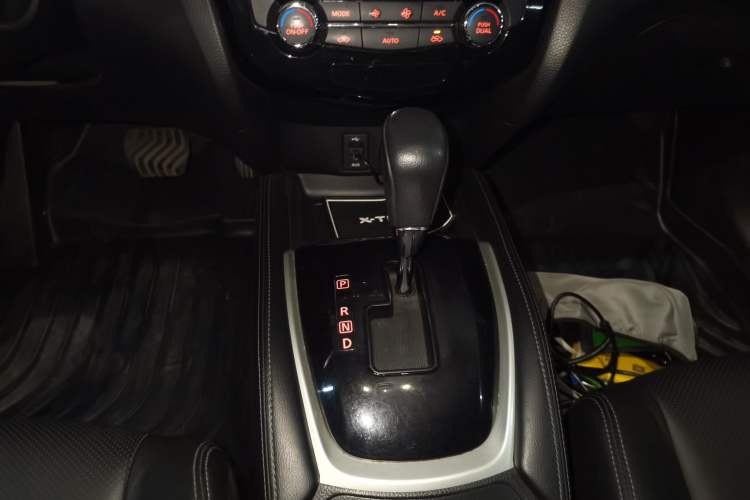 Used Nissan X-Trail 2014 2.0L CVT Comfort Edition 2WD Gear Lever