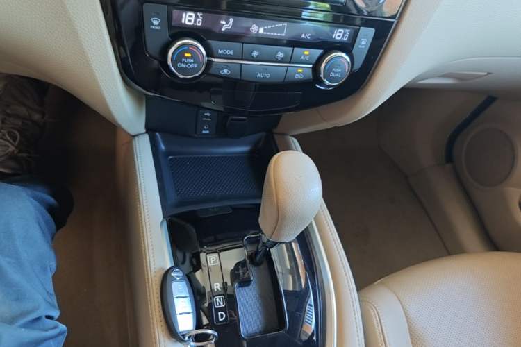 Used Nissan X-Trail 2014 2.0L CVT Comfort Edition 2WD Gear Lever