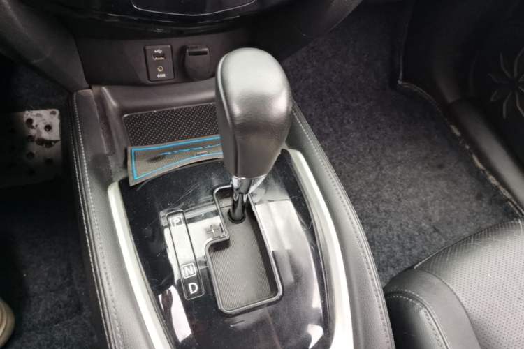 Used Nissan X-Trail 2014 2.5L CVT Luxury Edition 4WD Gear Lever