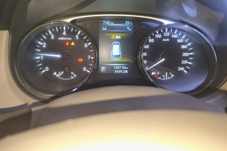 Used Nissan X-Trail 2014 2.5L CVT Luxury Edition 4WD Odometer Close Up