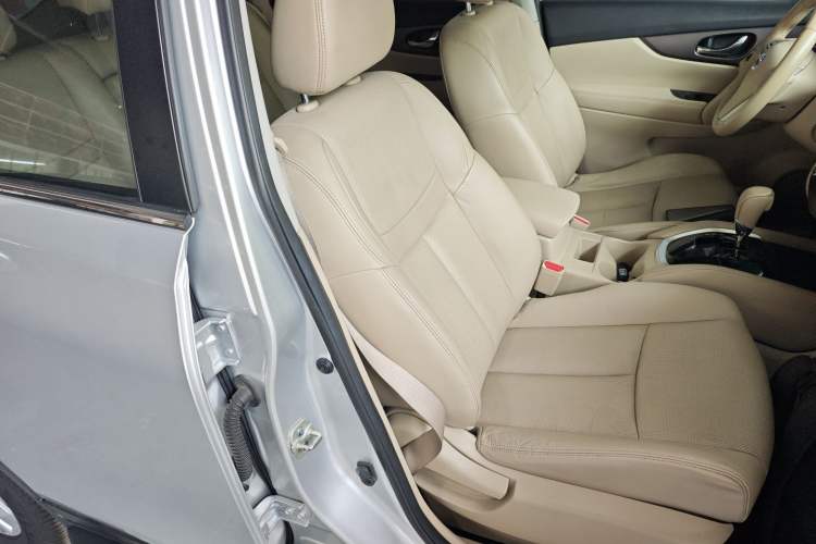 Used Nissan X-Trail 2014 2.0L CVT Comfort Edition 2WD Right Front Seat