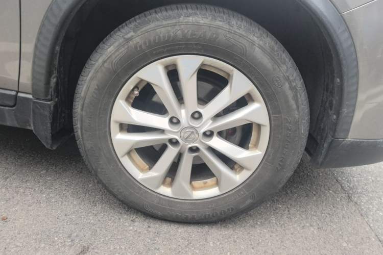 Used Nissan X-Trail 2014 2.5L CVT Leading Edition 4WD Right Front Wheel Hub
