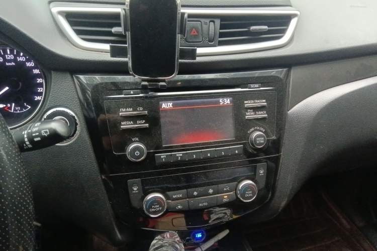 Used Nissan X-Trail 2014 2.0L CVT Comfort Edition 2WD Audio And AC Panel