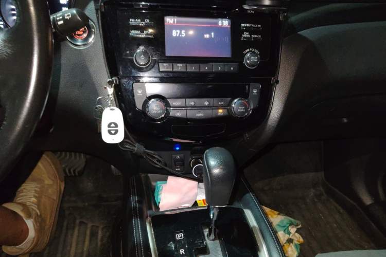 Used Nissan X-Trail 2014 2.5L CVT Luxury Edition 4WD Audio And AC Panel