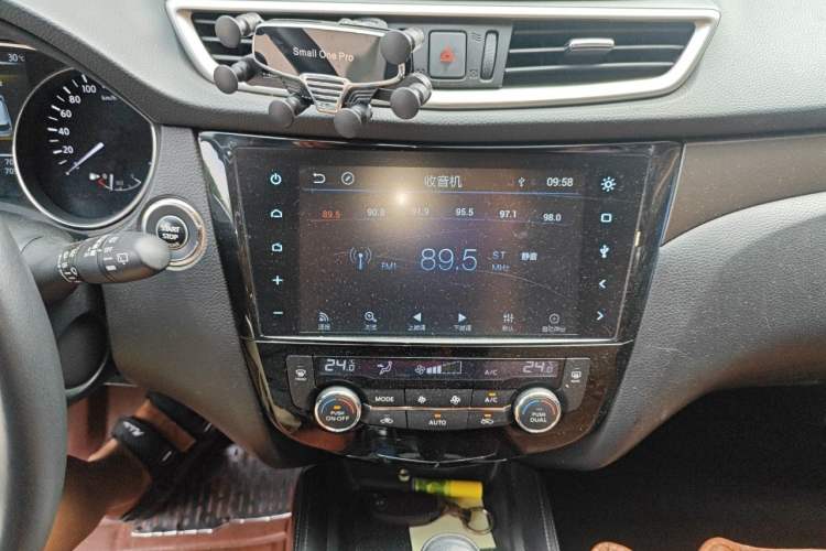 Used Nissan X-Trail 2014 2.0L CVT Comfort Edition 2WD Audio And AC Panel