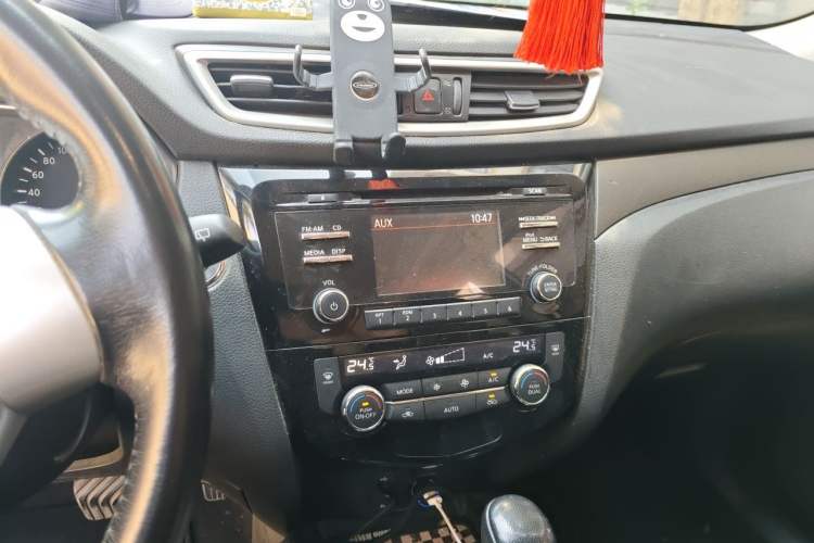 Used Nissan X-Trail 2014 2.0L CVT Comfort Edition 2WD Audio And AC Panel