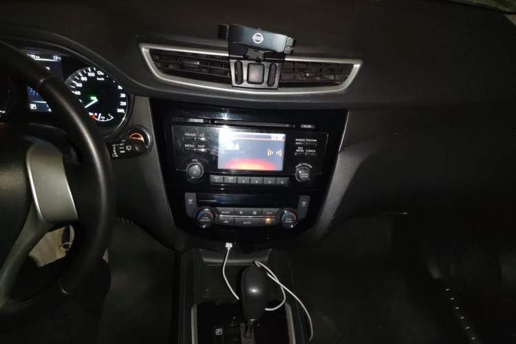 Used Nissan X-Trail 2014 2.0L CVT Comfort Edition 2WD Audio And AC Panel