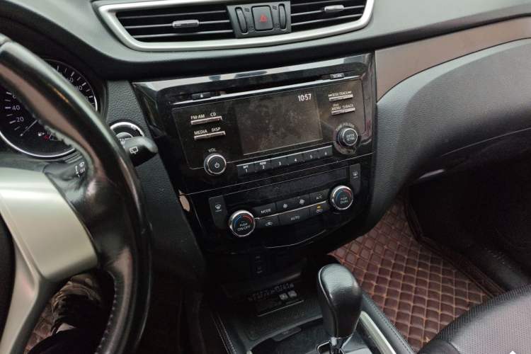 Used Nissan X-Trail 2014 2.0L CVT Comfort Edition 2WD Audio And AC Panel