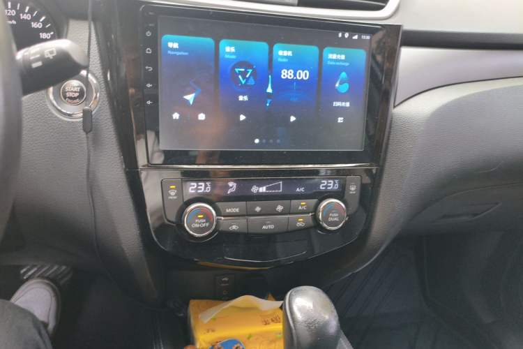 Used Nissan X-Trail 2014 2.0L CVT Comfort Edition 2WD Audio And AC Panel
