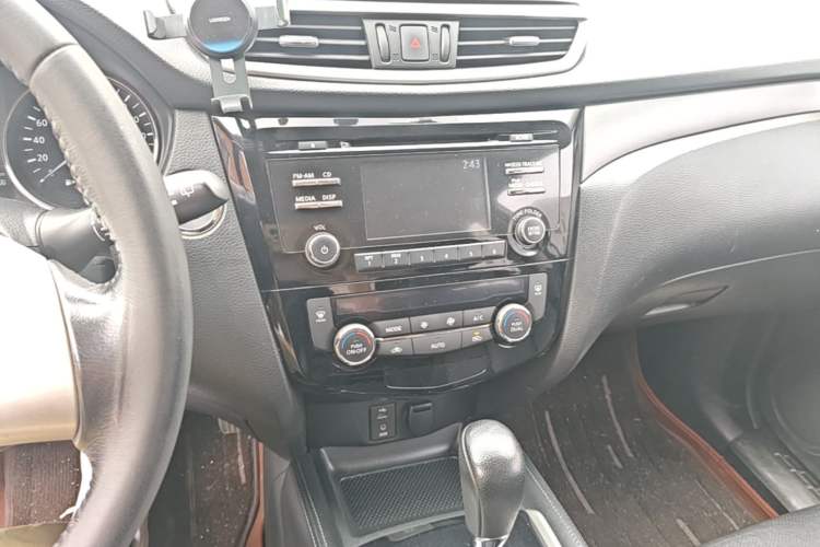 Used Nissan X-Trail 2014 2.0L CVT Comfort Edition 2WD Audio And AC Panel