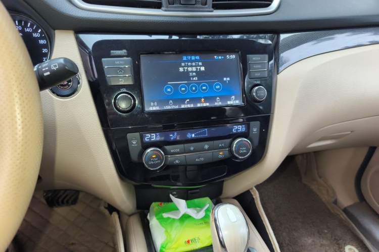 Used Nissan X-Trail 2014 2.5L CVT Leading Edition 4WD Audio And AC Panel