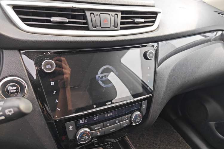 Used Nissan X-Trail 2014 2.5L CVT Luxury Edition 4WD Audio And AC Panel