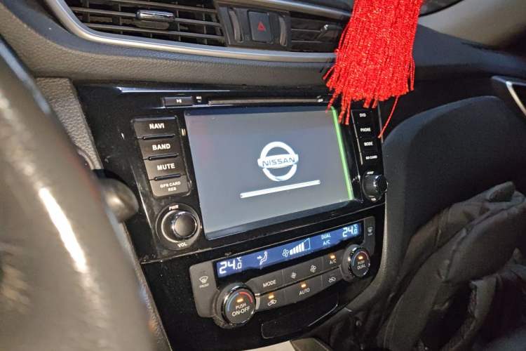 Used Nissan X-Trail 2014 2.0L CVT Comfort Edition 2WD Audio And AC Panel