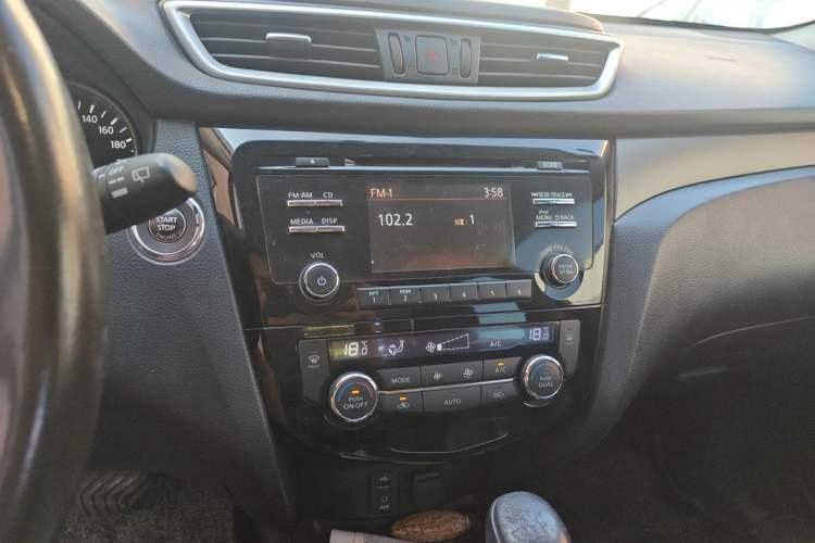 Used Nissan X-Trail 2014 2.0L CVT Comfort Edition 2WD Audio And AC Panel