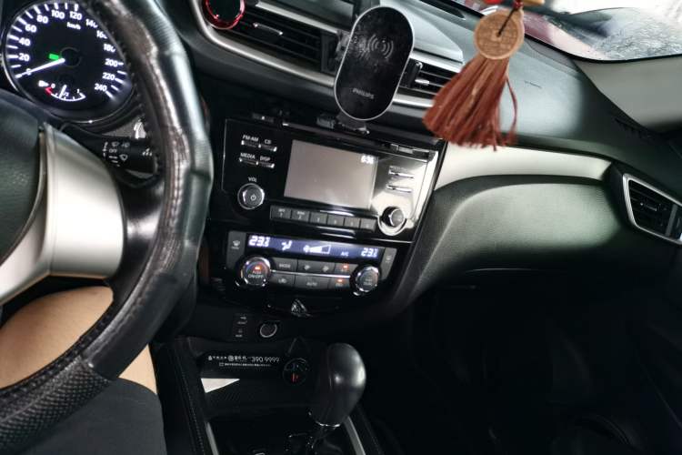 Used Nissan X-Trail 2014 2.0L CVT Comfort Edition 2WD Audio And AC Panel