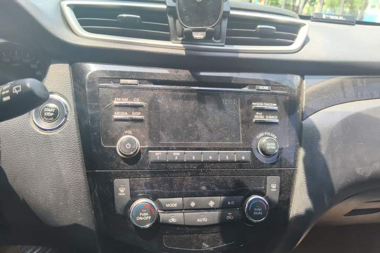 Used Nissan X-Trail 2014 2.5L CVT Luxury Edition 4WD Audio And AC Panel