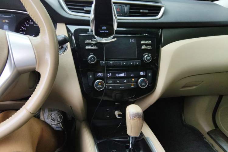 Used Nissan X-Trail 2014 2.0L CVT Comfort Edition 2WD Audio And AC Panel
