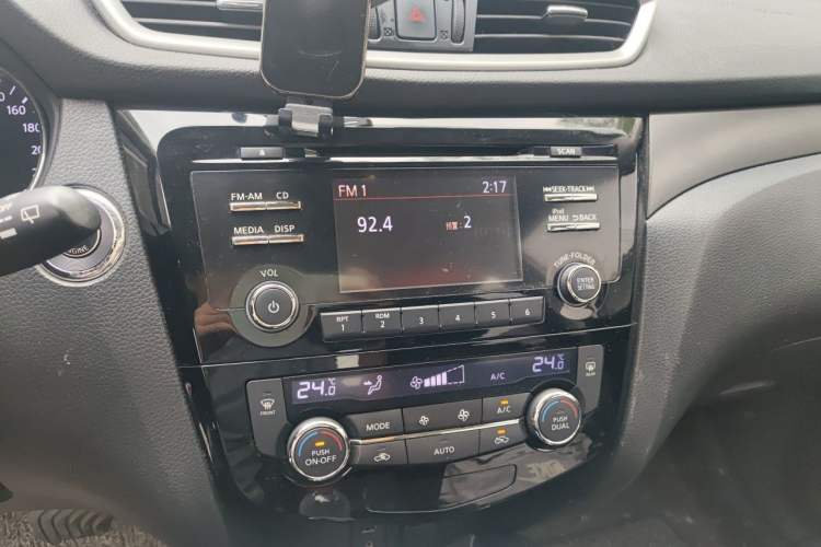 Used Nissan X-Trail 2014 2.0L CVT Comfort Edition 2WD Audio And AC Panel
