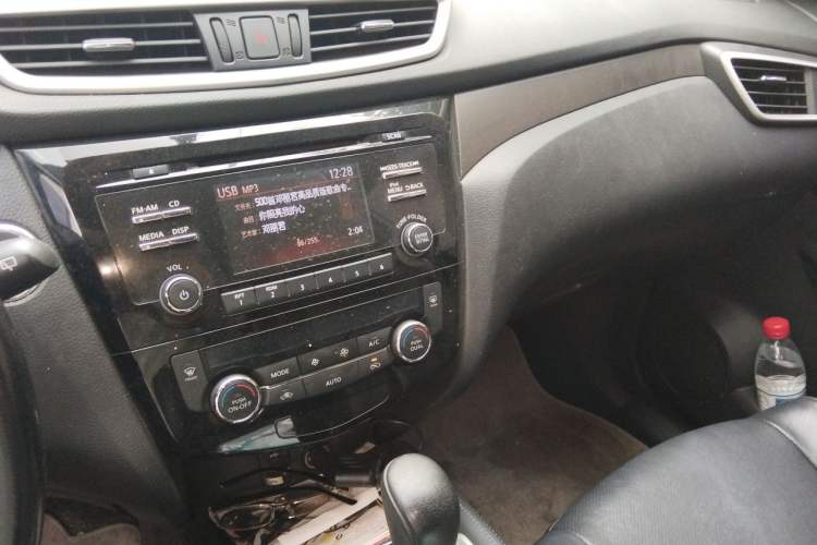 Used Nissan X-Trail 2014 2.0L CVT Comfort Edition 2WD Audio And AC Panel