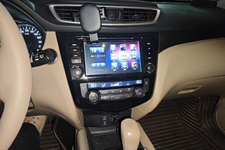 Used Nissan X-Trail 2014 2.0L CVT Comfort Edition 2WD Audio And AC Panel