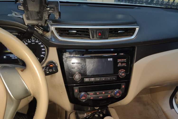 Used Nissan X-Trail 2014 2.0L CVT Comfort Edition 2WD Audio And AC Panel