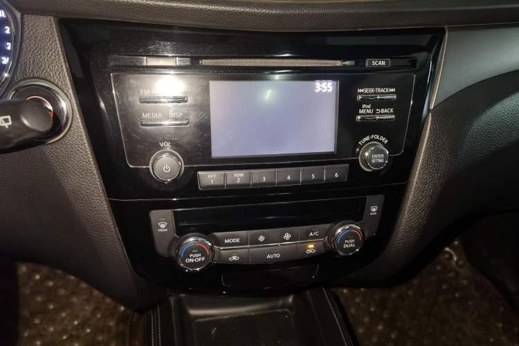 Used Nissan X-Trail 2014 2.0L CVT Comfort Edition 2WD Audio And AC Panel