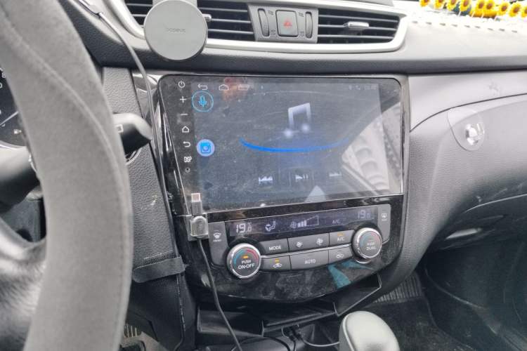 Used Nissan X-Trail 2014 2.0L CVT Comfort Edition 2WD Audio And AC Panel