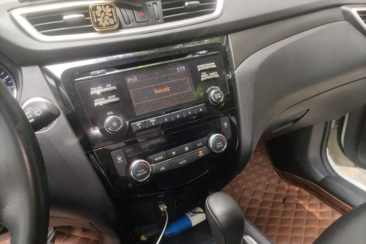 Used Nissan X-Trail 2014 2.0L CVT Comfort Edition 2WD Audio And AC Panel