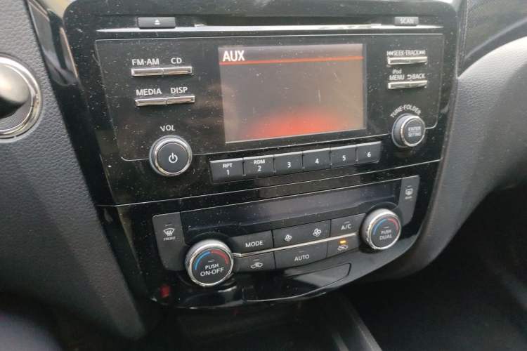 Used Nissan X-Trail 2014 2.5L CVT Luxury Edition 4WD Audio And AC Panel