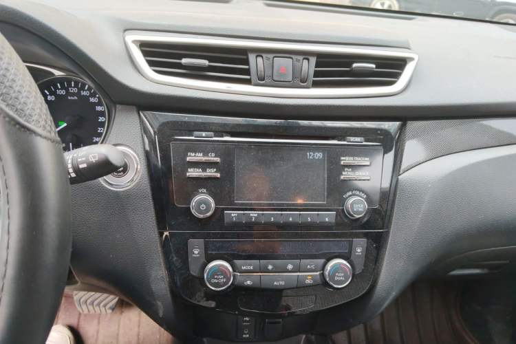 Used Nissan X-Trail 2014 2.5L CVT Luxury Edition 4WD Audio And AC Panel