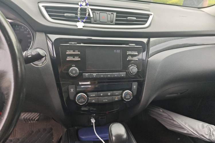 Used Nissan X-Trail 2014 2.5L CVT Luxury Edition 4WD Audio And AC Panel