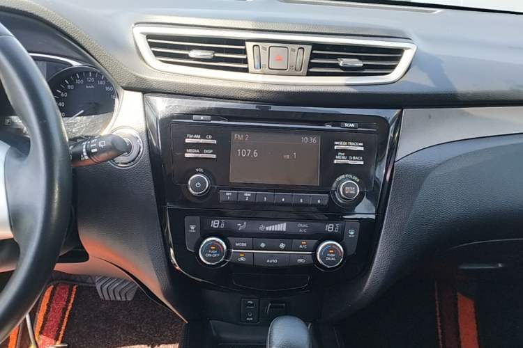 Used Nissan X-Trail 2014 2.0L CVT Comfort Edition 2WD Audio And AC Panel
