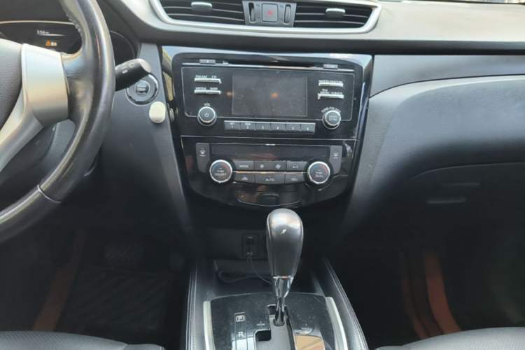 Used Nissan X-Trail 2014 2.0L CVT Comfort Edition 2WD Audio And AC Panel
