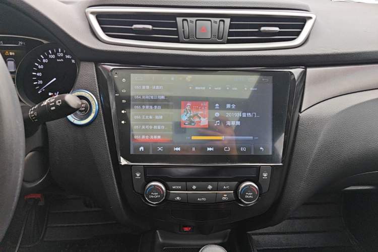 Used Nissan X-Trail 2014 2.0L CVT Comfort Edition 2WD Audio And AC Panel