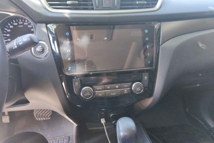 Used Nissan X-Trail 2014 2.0L CVT Comfort Edition 2WD Audio And AC Panel