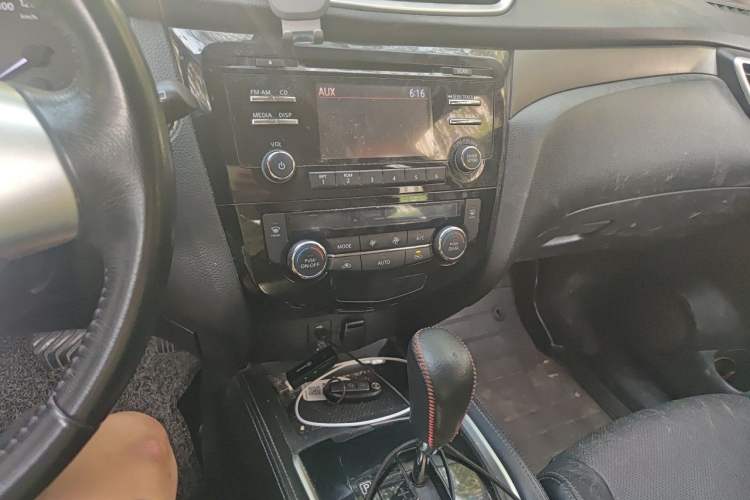 Used Nissan X-Trail 2014 2.0L CVT Comfort Edition 2WD Audio And AC Panel