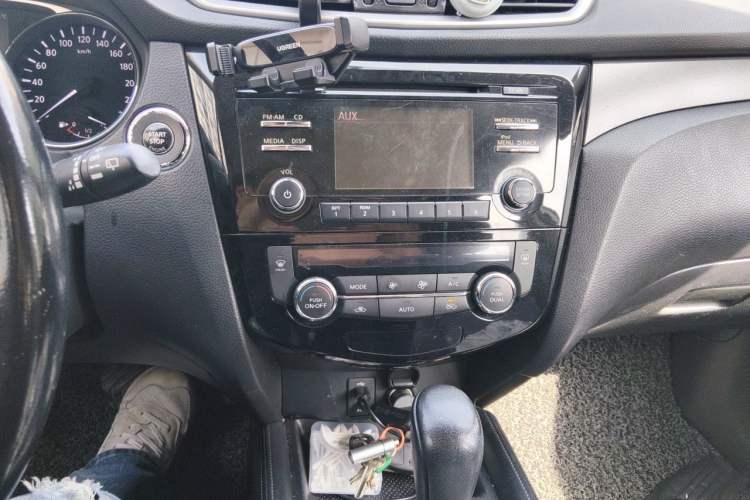 Used Nissan X-Trail 2014 2.0L CVT Comfort Edition 2WD Audio And AC Panel
