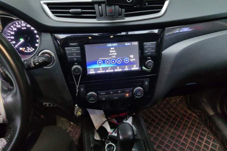 Used Nissan X-Trail 2014 2.5L CVT Luxury Edition 4WD Audio And AC Panel