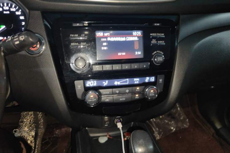 Used Nissan X-Trail 2014 2.0L CVT Comfort Edition 2WD Audio And AC Panel
