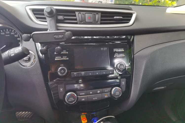 Used Nissan X-Trail 2014 2.0L CVT Comfort Edition 2WD Audio And AC Panel