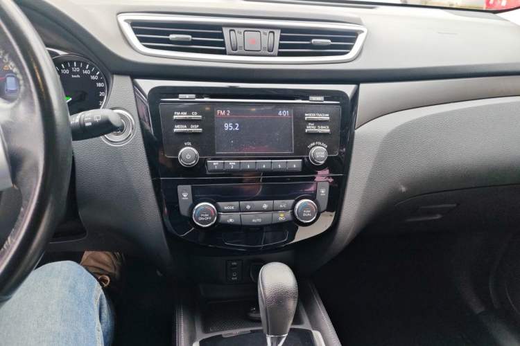 Used Nissan X-Trail 2014 2.0L CVT Comfort Edition 2WD Audio And AC Panel