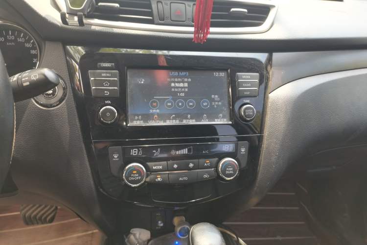 Used Nissan X-Trail 2014 2.0L CVT Comfort Edition 2WD Audio And AC Panel