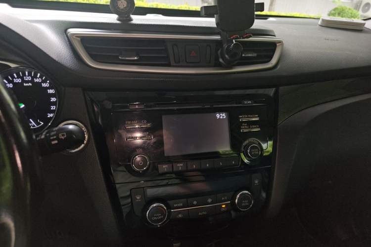 Used Nissan X-Trail 2014 2.5L CVT Luxury Edition 4WD Audio And AC Panel