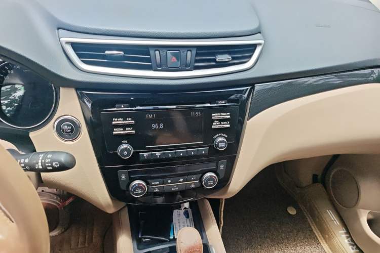 Used Nissan X-Trail 2014 2.5L CVT Luxury Edition 4WD Audio And AC Panel
