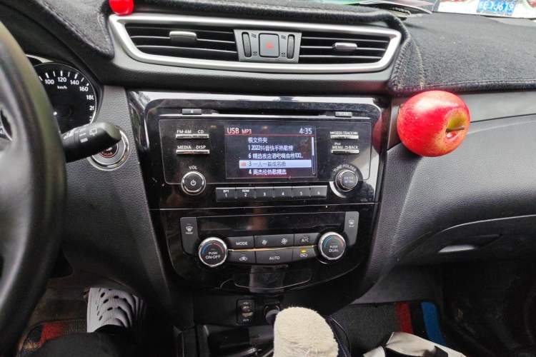 Used Nissan X-Trail 2014 2.0L CVT Comfort Edition 2WD Audio And AC Panel