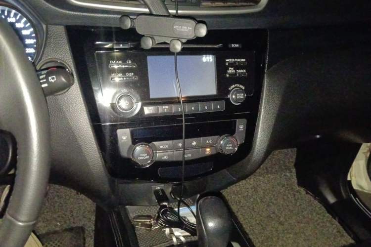 Used Nissan X-Trail 2014 2.5L CVT Luxury Edition 4WD Audio And AC Panel