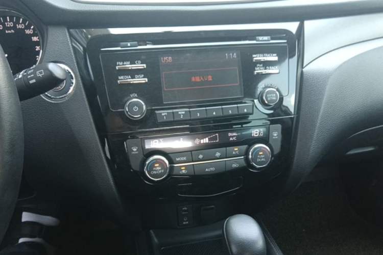Used Nissan X-Trail 2014 2.0L CVT Comfort Edition 2WD Audio And AC Panel