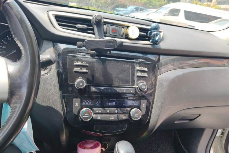 Used Nissan X-Trail 2014 2.5L CVT Luxury Edition 4WD Audio And AC Panel
